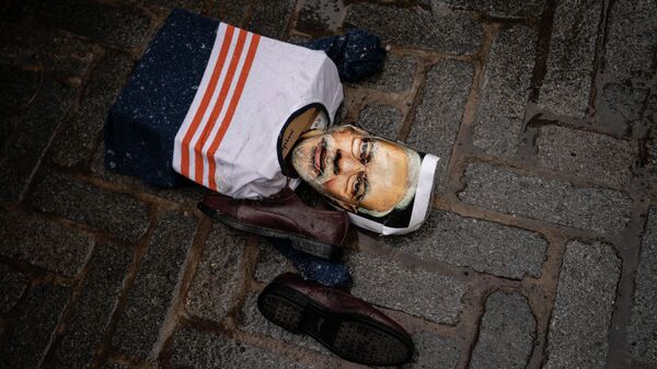 An effigy of Indian Prime Minister Narendra Modi lies on the ground  (File) - Sputnik International