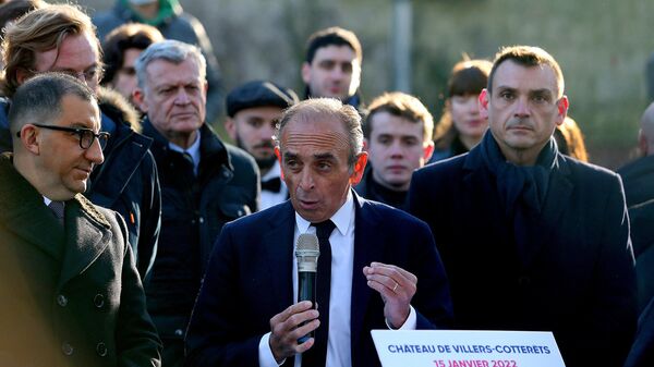 Egyptian-born French economist and politician Jean Messiah (L) stand next to French presidential candidate Eric Zemmour (C) as he delivers a speech in front of the Castle of Villers-Cotterets, in the Aisne department, on January 15, 2022.  - Sputnik International