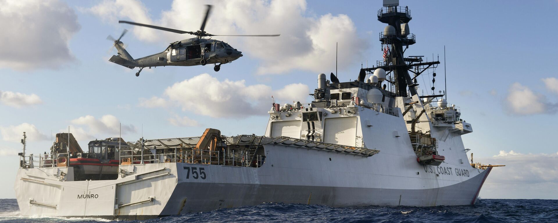 In this Aug. 25, 2020 photo provided by the U.S. Navy, an MH-60S Sea Hawk Helicopter conducts touch and go drills aboard the Legend-class cutter USCGC Munro in the Pacific Ocean - Sputnik International, 1920, 18.01.2022