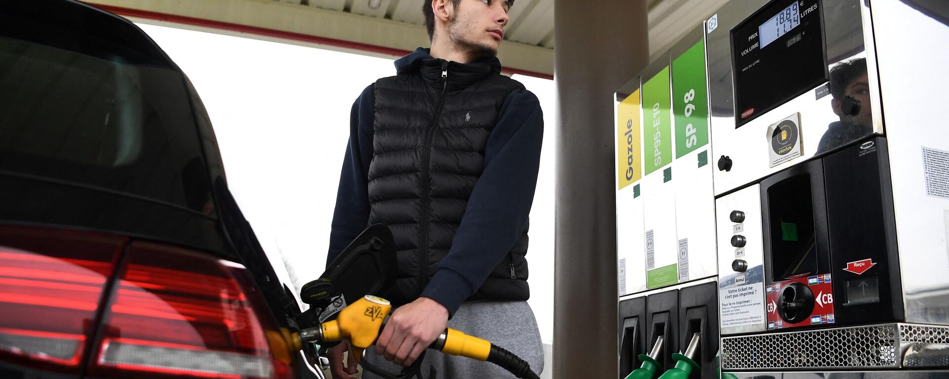 A driver fills his car tank at a petrol station in Ploneis, western France, on January 18, 2022, as oil prices are at their highest since 2014.  - Sputnik International, 1920, 18.01.2022