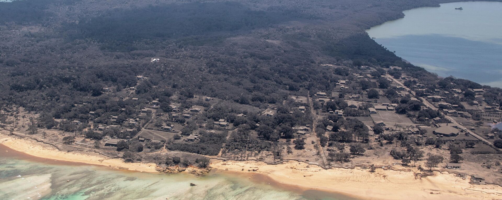 A general view from a New Zealand Defence Force P-3K2 Orion surveillance flight shows heavy ash fall over Nomuka in Tonga after the Pacific island nation was hit by a tsunami triggered by an undersea volcanic eruption January 17, 2022. Picture taken January 17, 2022. - Sputnik International, 1920, 27.01.2022