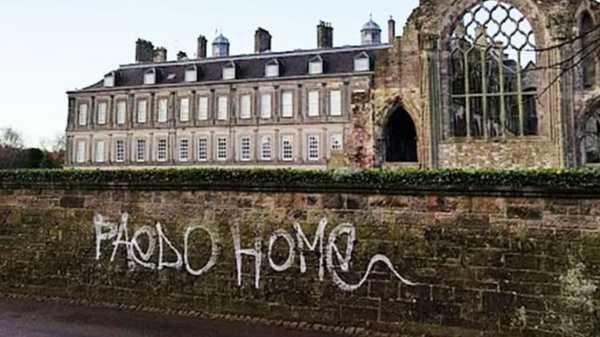 Graffiti on outer wall of the Palace of Holyroodhouse - Sputnik International