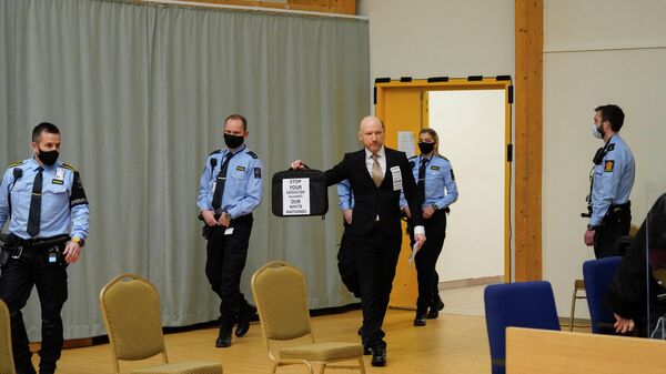 Anders Behring Breivik (C) arrives on the first day of the trial where he is requesting release on parole, on January 18, 2022 at a makeshift courtroom in Skien prison, Norway. - Sputnik International