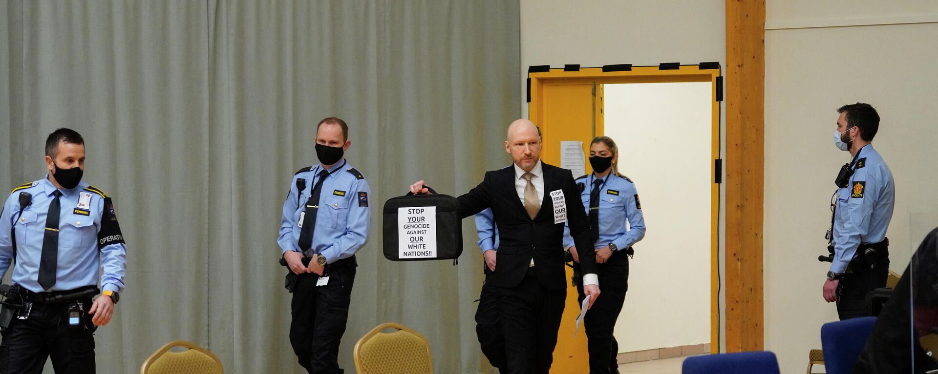 Anders Behring Breivik (C) arrives on the first day of the trial where he is requesting release on parole, on January 18, 2022 at a makeshift courtroom in Skien prison, Norway. - Sputnik International, 1920, 18.01.2022