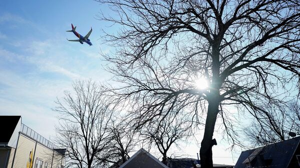 A Southwest Airlines flight, equipped with radar altimeters that may conflict with telecom 5G technology, flies 500 feet above the ground while on final approach to land at LaGuardia Airport in New York City, New York, U.S., January 6, 2022. - Sputnik International
