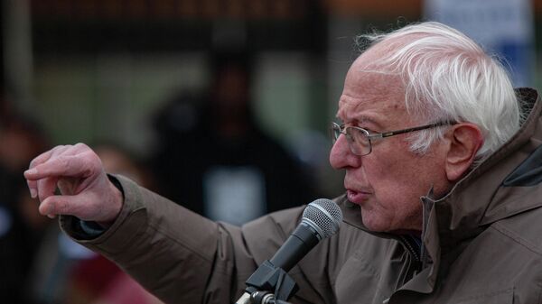 US Senator Bernie Sanders gestures as he speaks to striking Kellogg's workers in downtown Battle Creek, Michigan, on December 17, 2021. - Sputnik International