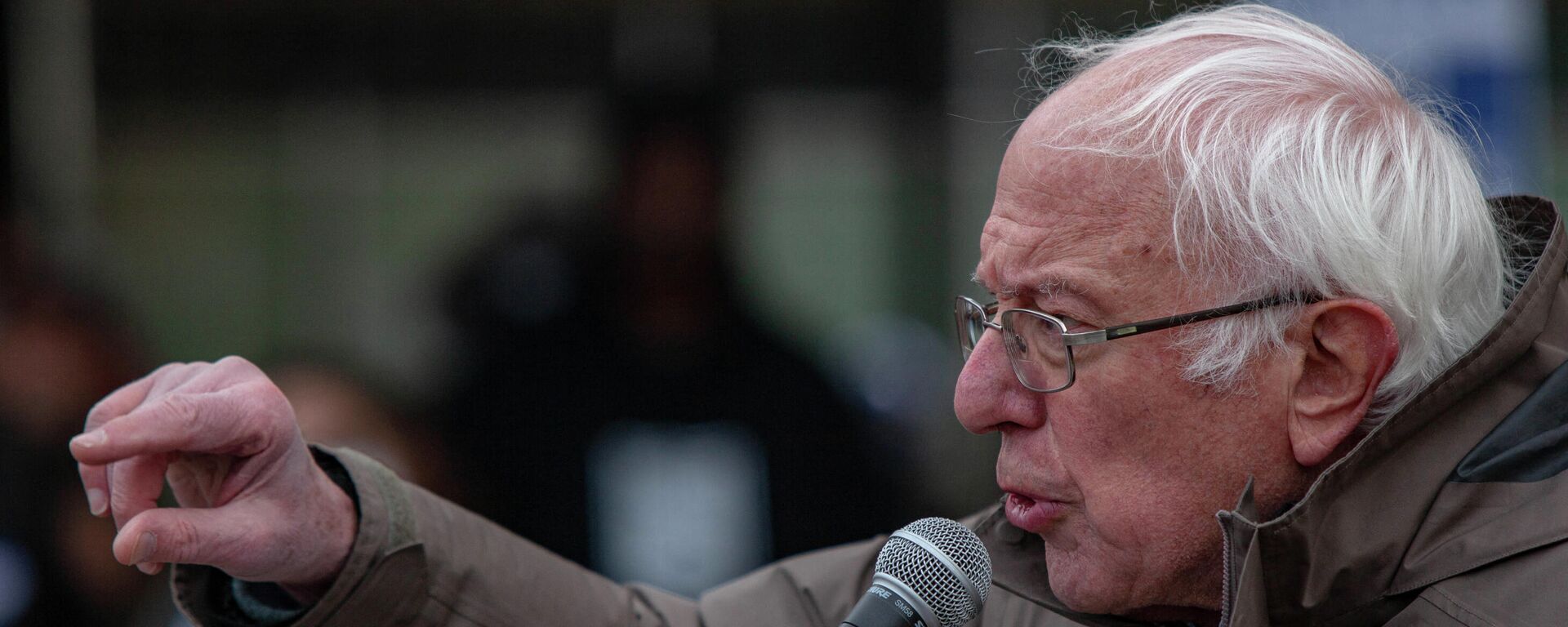 US Senator Bernie Sanders gestures as he speaks to striking Kellogg's workers in downtown Battle Creek, Michigan, on December 17, 2021. - Sputnik International, 1920, 19.11.2023