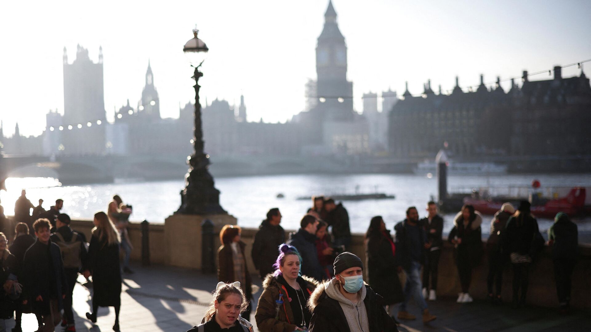 People walk along the South Bank, as the Houses of Parliament are seen at a distance, in London, Britain, January 16, 2022 - Sputnik International, 1920, 15.02.2022