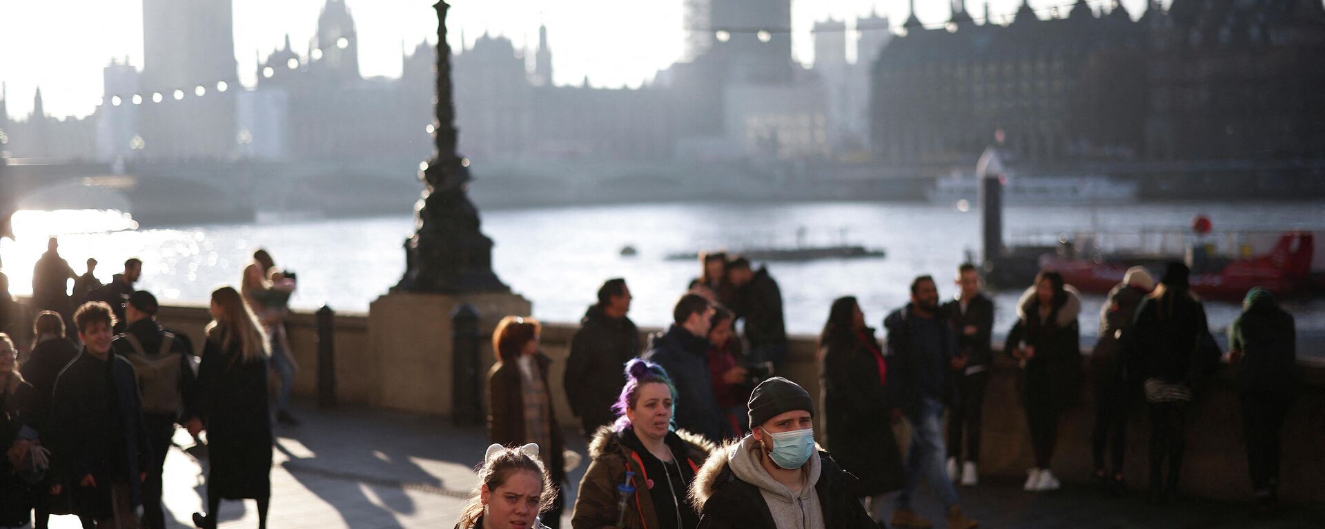 People walk along the South Bank, as the Houses of Parliament are seen at a distance, in London, Britain, January 16, 2022 - Sputnik International, 1920, 19.01.2022