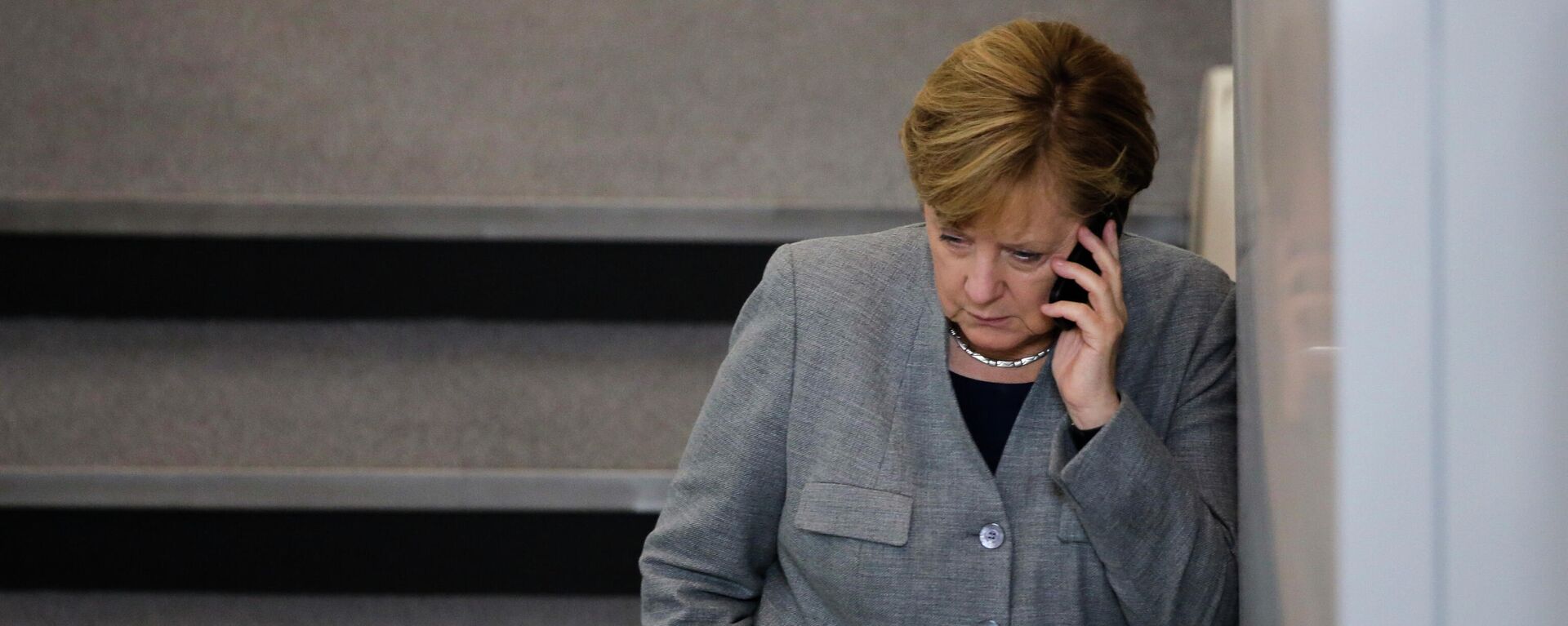 FILE - In this Oct. 24, 2017 file photo German Chancellor Angela Merkel phones during a break of the first meeting of the German parliament after the election in Berlin, Germany - Sputnik International, 1920, 30.04.2023