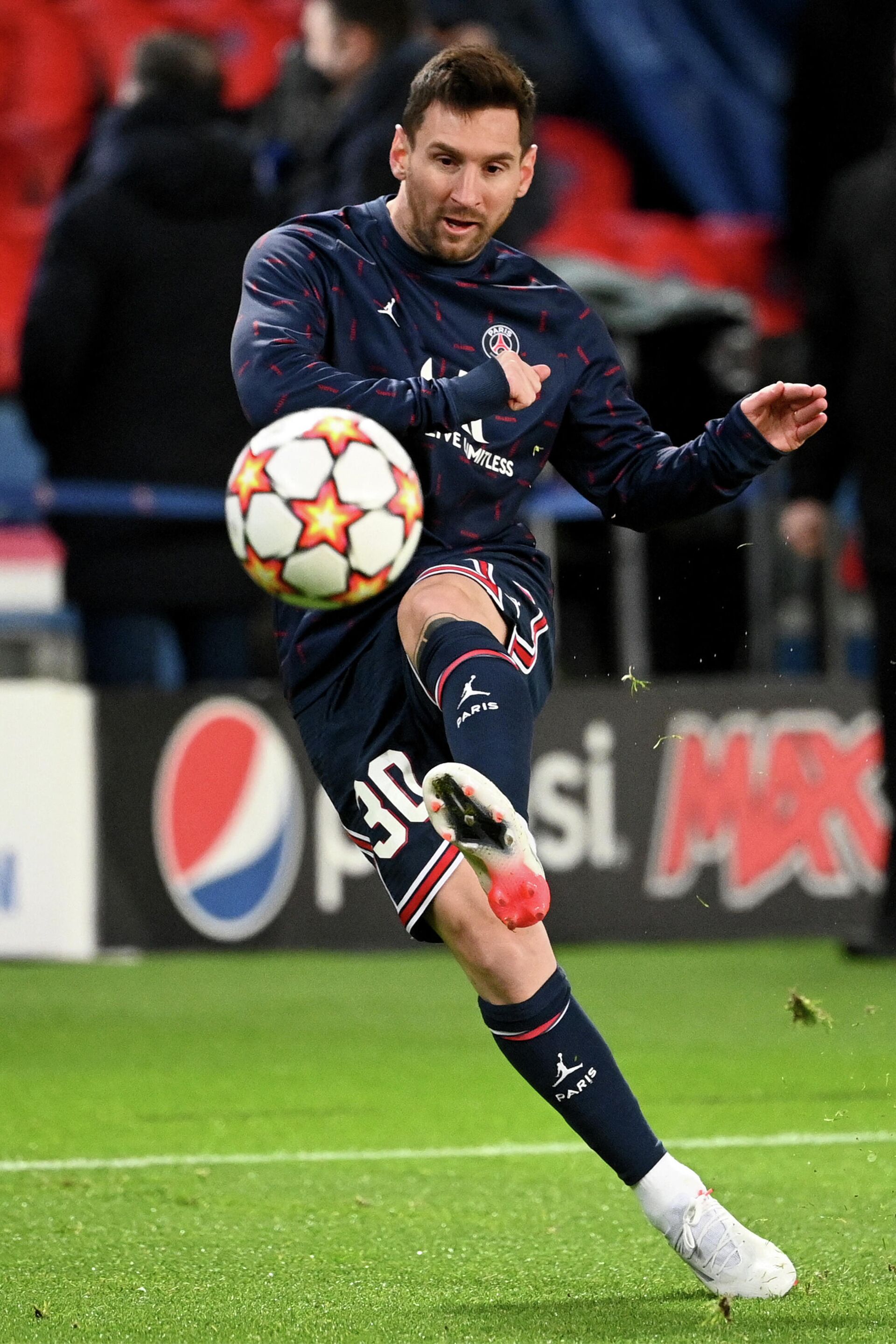 (FILES) In this file photo taken on December 07, 2021 Paris Saint-Germain's Argentinian forward Lionel Messi warms up before the UEFA Champions League first round day 6 Group A football match between Paris Saint-Germain (PSG) and Club Brugge, at the Parc des Princes stadium in Paris on December 7, 2021 - Sputnik International, 1920, 08.02.2022