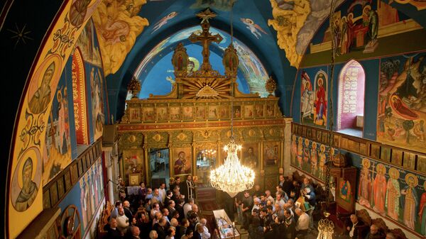 Palestinians pray during the funeral of Salem Paul Sweliem inside the Church of Saint Porphyrius in Gaza City, Tuesday, Nov. 20, 2012. - Sputnik International