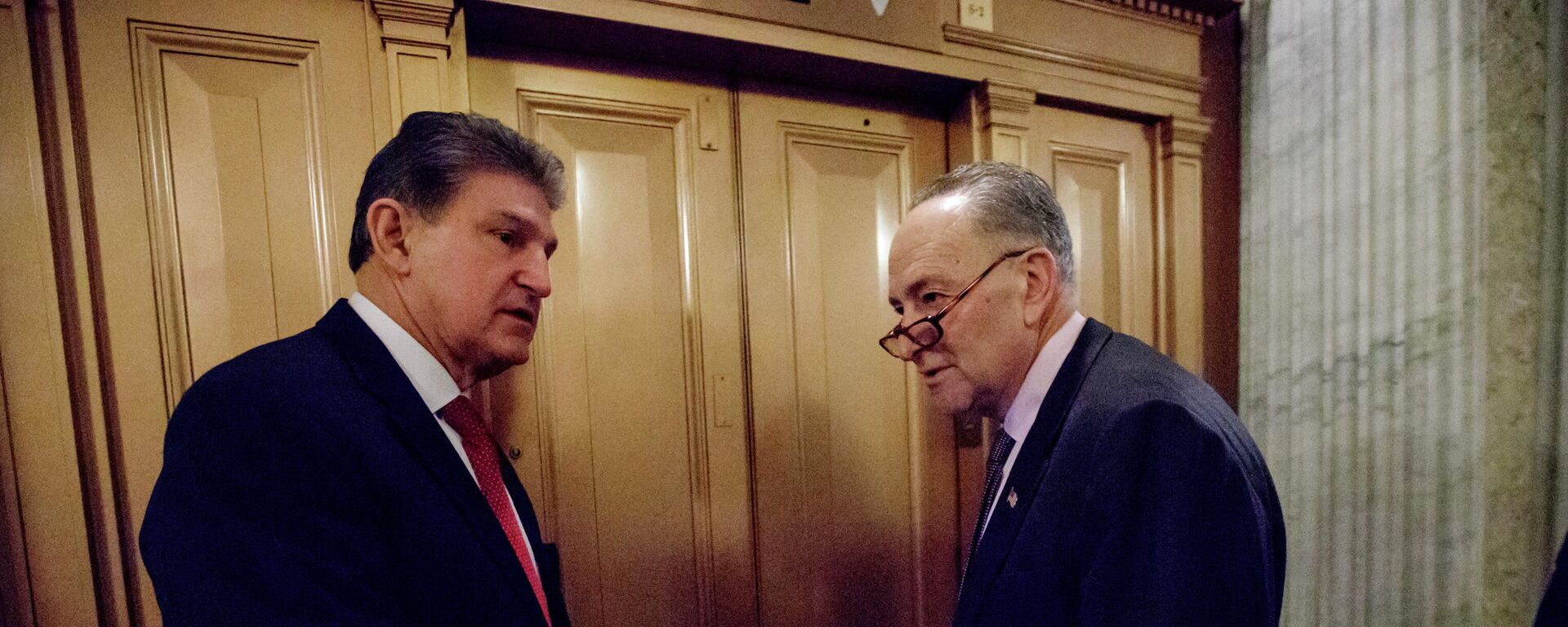 Sen. Joe Manchin, D-W.Va., left, and Senate Minority Leader Charles Schumer of N.Y., depart Capitol Hill in Washington, Friday, Feb. 3, 2017 - Sputnik International, 1920, 20.01.2022