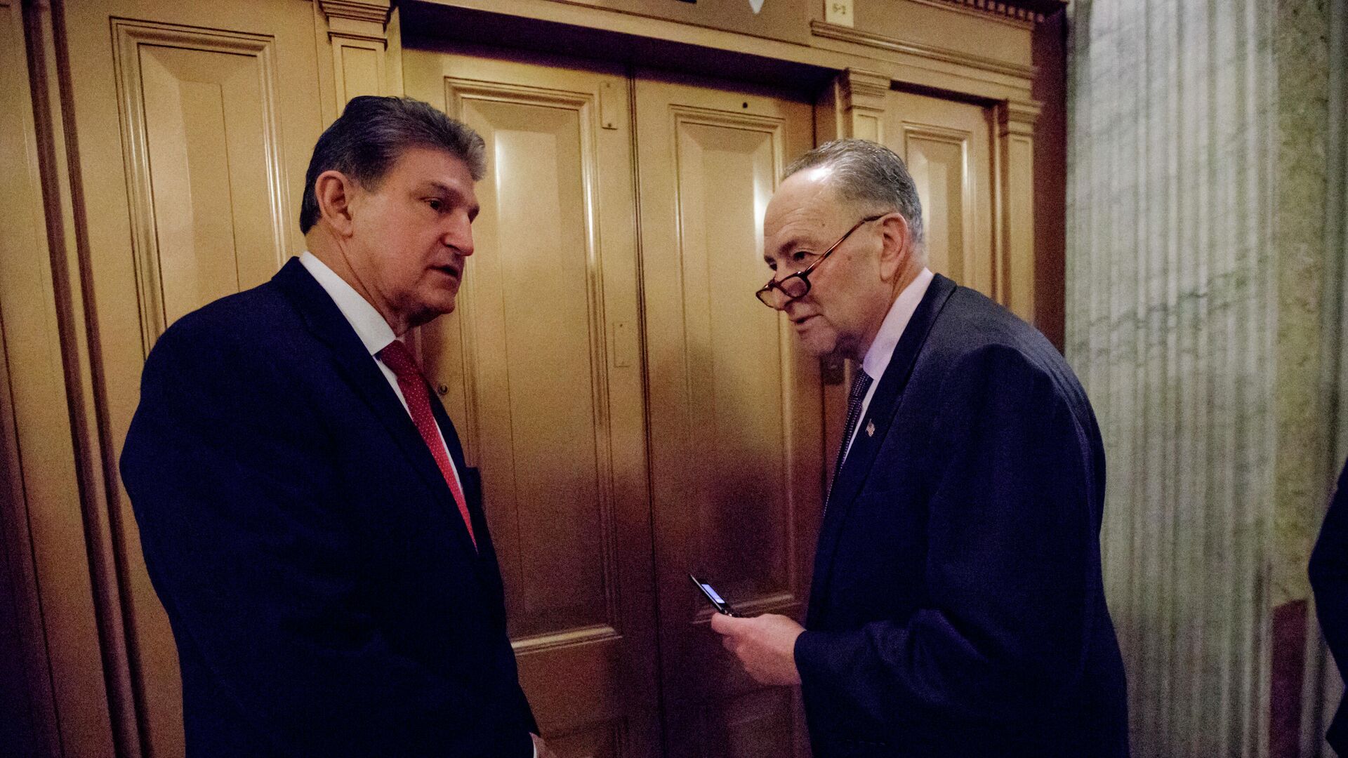 Sen. Joe Manchin, D-W.Va., left, and Senate Minority Leader Charles Schumer of N.Y., depart Capitol Hill in Washington, Friday, Feb. 3, 2017 - Sputnik International, 1920, 30.04.2023