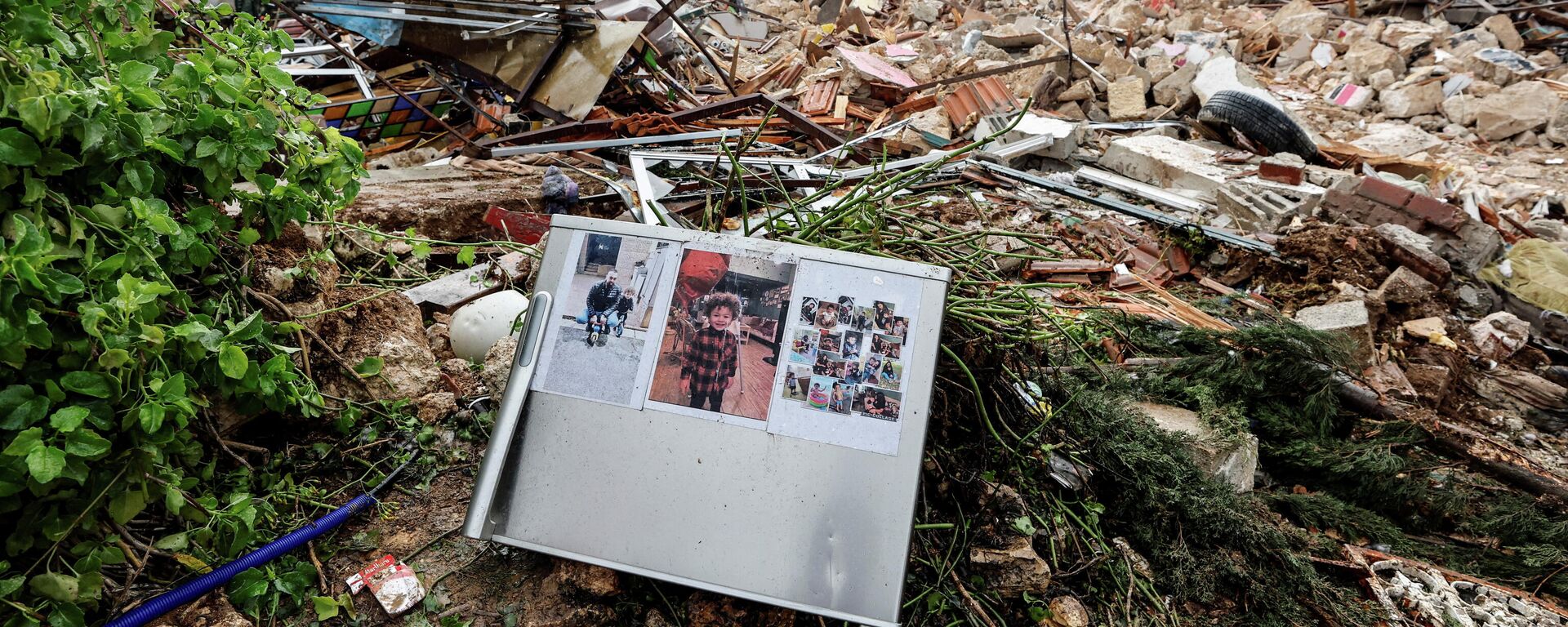 FILE PHOTO: Family photos are seen on the remains of a refrigerator at the site of a demolished house in the Sheikh Jarrah neighbourhood of East Jerusalem January 19, 2022. - Sputnik International, 1920, 20.01.2022