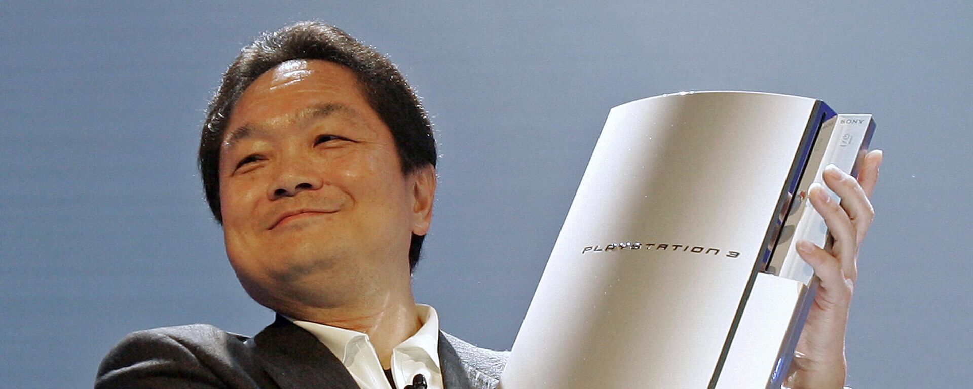 Ken Kutaragi, president and CEO of Sony Computer Entertainment Inc., holds up a prototype of the new Playsation 3 computer entertainment system during a news conference in Culver City, Calif., Monday, May 16, 2005. - Sputnik International, 1920, 21.01.2022