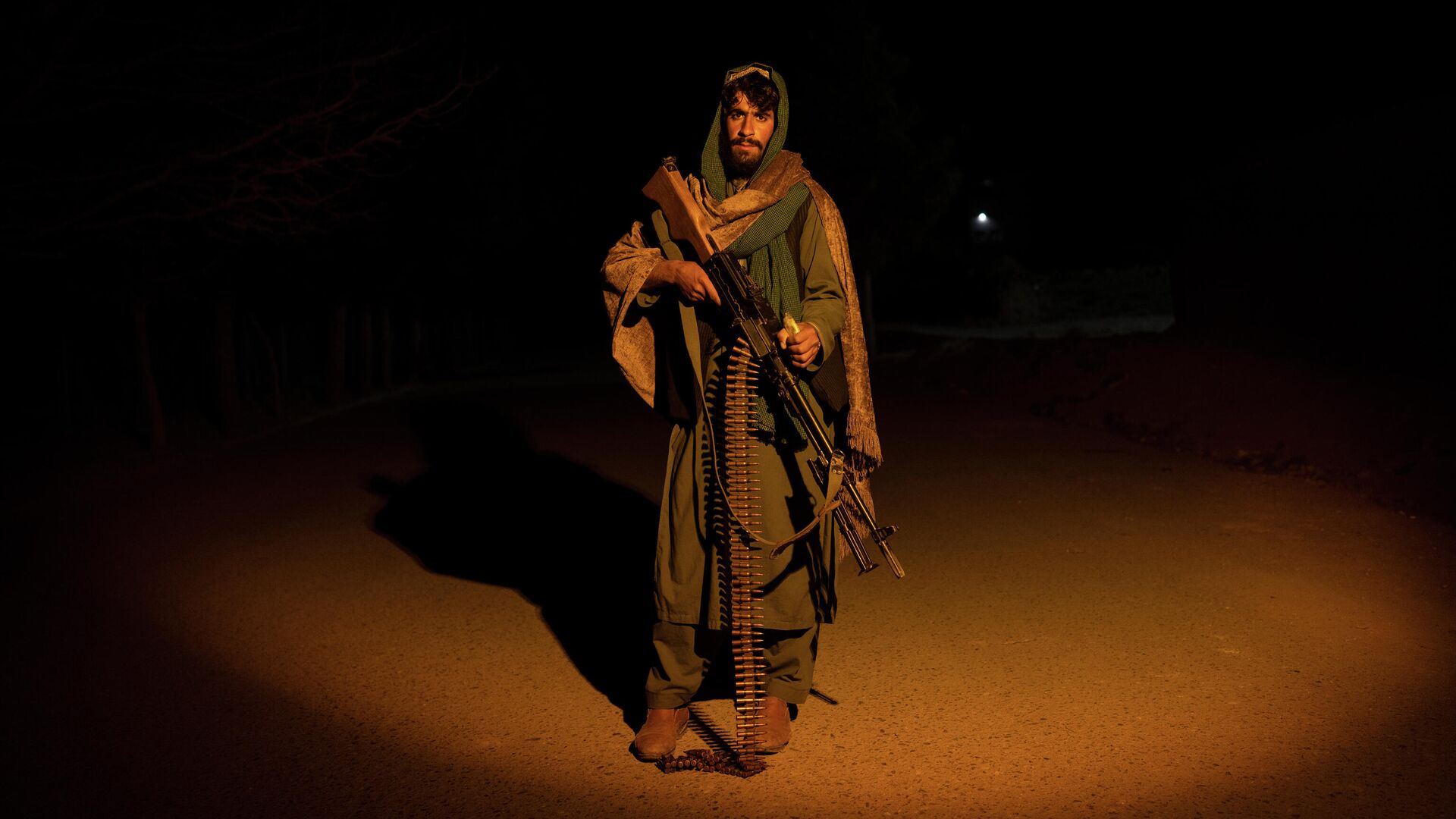 A Taliban fighter poses for a photo at a check point in Herat Afghanistan, on Monday, Nov. 29, 2021 - Sputnik International, 1920, 24.01.2022