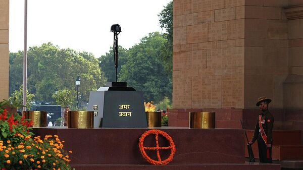  Amar Jawan Jyoti (English:Flame of the immortal soldier) at India Gate - Sputnik International