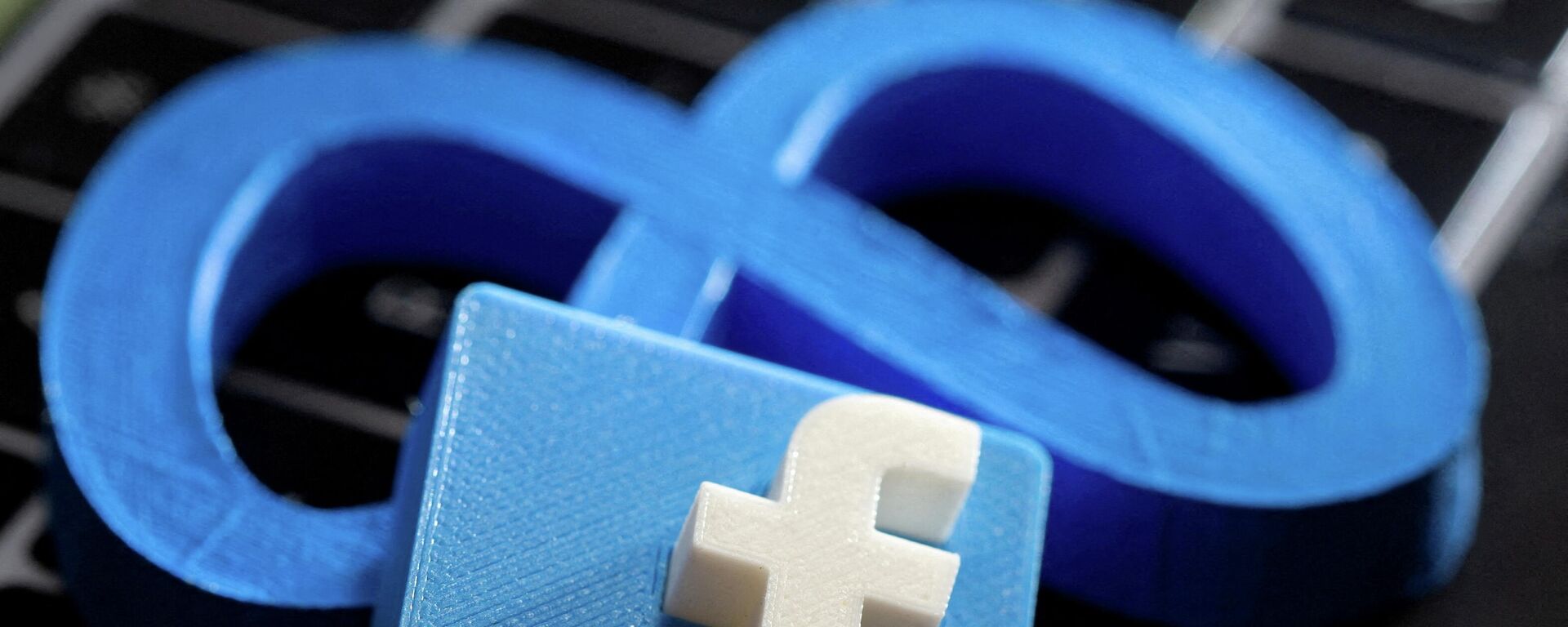 A 3D-printed Facebook's new rebrand logo Meta and Facebook logo are placed on laptop keyboard in this illustration taken on November 2, 2021. REUTERS/Dado Ruvic/Illustration/File Photo - Sputnik International, 1920, 25.01.2022