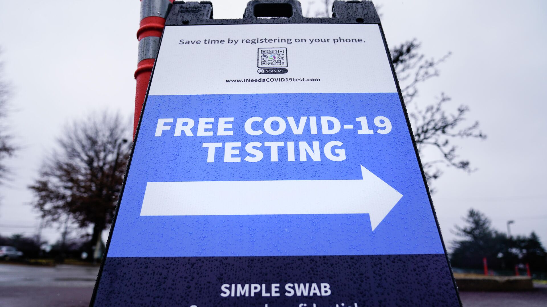 Signs direct motorist to a free drive-thru COVID-19 testing site in the parking lot of the Mercy Fitzgerald Hospital in Darby, Pa., Thursday, Jan. 20, 2022. - Sputnik International, 1920, 22.01.2022