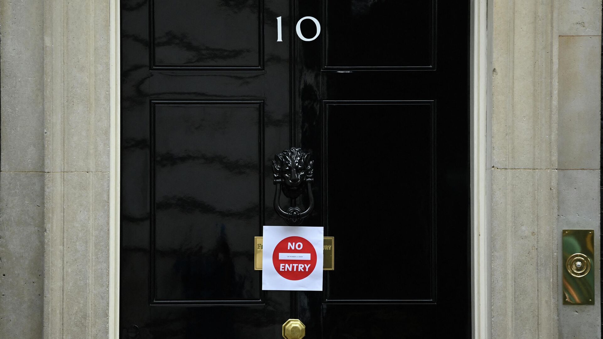A 'no entry' sign is pictured attached to the front door of 10 Downing Street, the official residence of Britain's Prime Minister, in central London on November 26, 2021 - Sputnik International, 1920, 22.01.2022