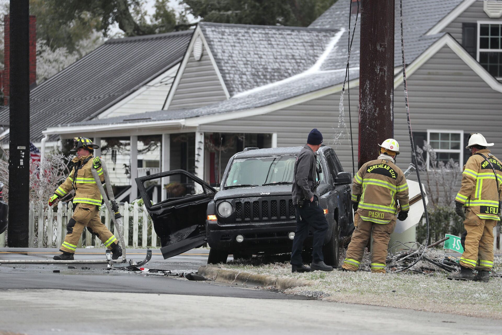 Morehead City firefighters work to clean up wreck that was caused by ice covered roads after a winter storm hit North Carolina in Morehead City, N.C. on Saturday, Jan. 22, 2022.   - Sputnik International, 1920, 22.01.2022