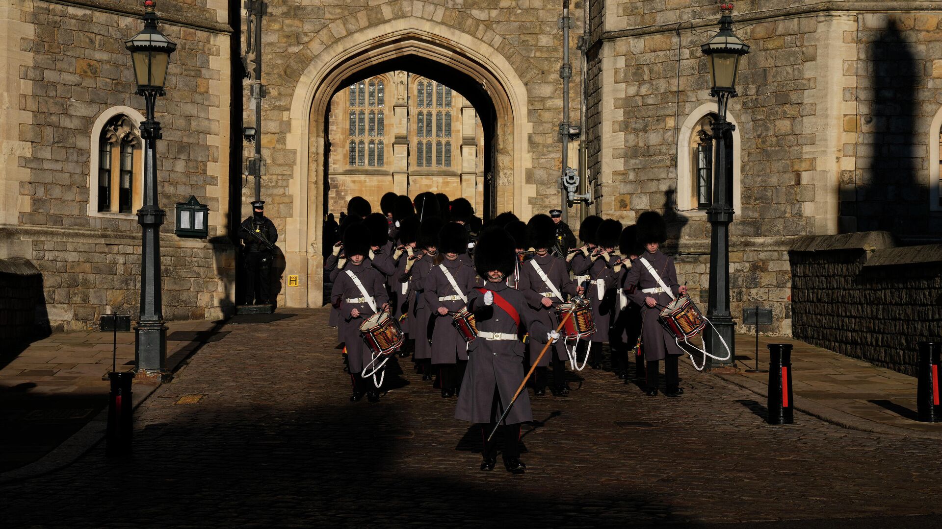 Members of the British Military's 1st Battalion Grenadier Guards Corps of Drums take part in the changing of the guard ceremony outside Windsor Castle in Windsor, England, where Prince Andrew's residence is nearby in the grounds of Windsor Great Park, Thursday, Jan. 13, 2022 - Sputnik International, 1920, 23.01.2022
