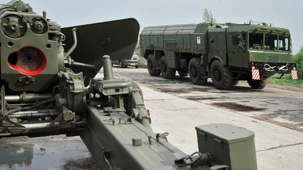 2S5 Giatsint-S 152 mm self-propelled gun (left) and missile system Iskander in Kaliningrad - Sputnik International