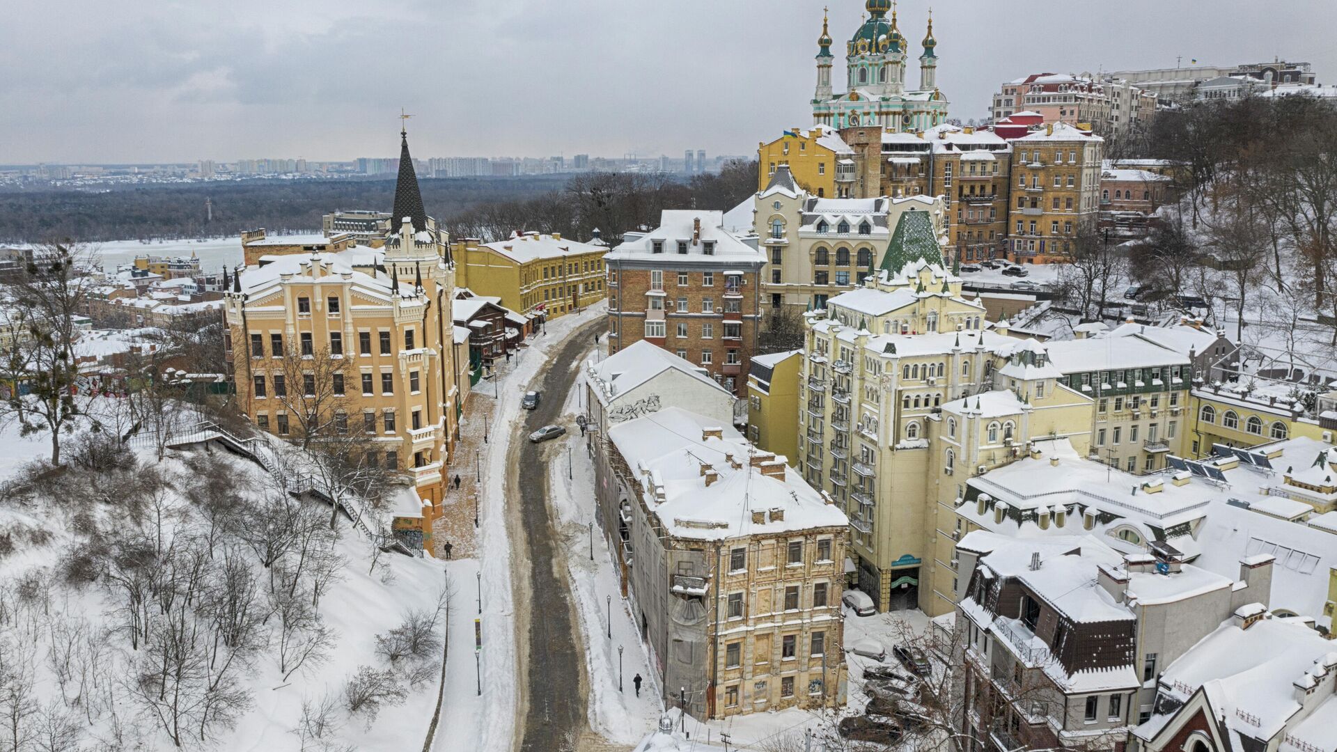A general view of a snowy street leading to St. Andrew Church in the center of Kyiv, Ukraine, Friday, Feb. 12, 2021 - Sputnik International, 1920, 23.01.2022
