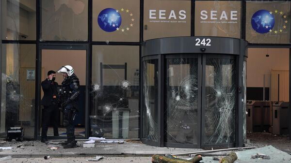 A police officer walks in a damaged building in the European Union quarter during a demonstration against COVID-19 measures in Brussels, Sunday, Jan. 23, 2022 - Sputnik International
