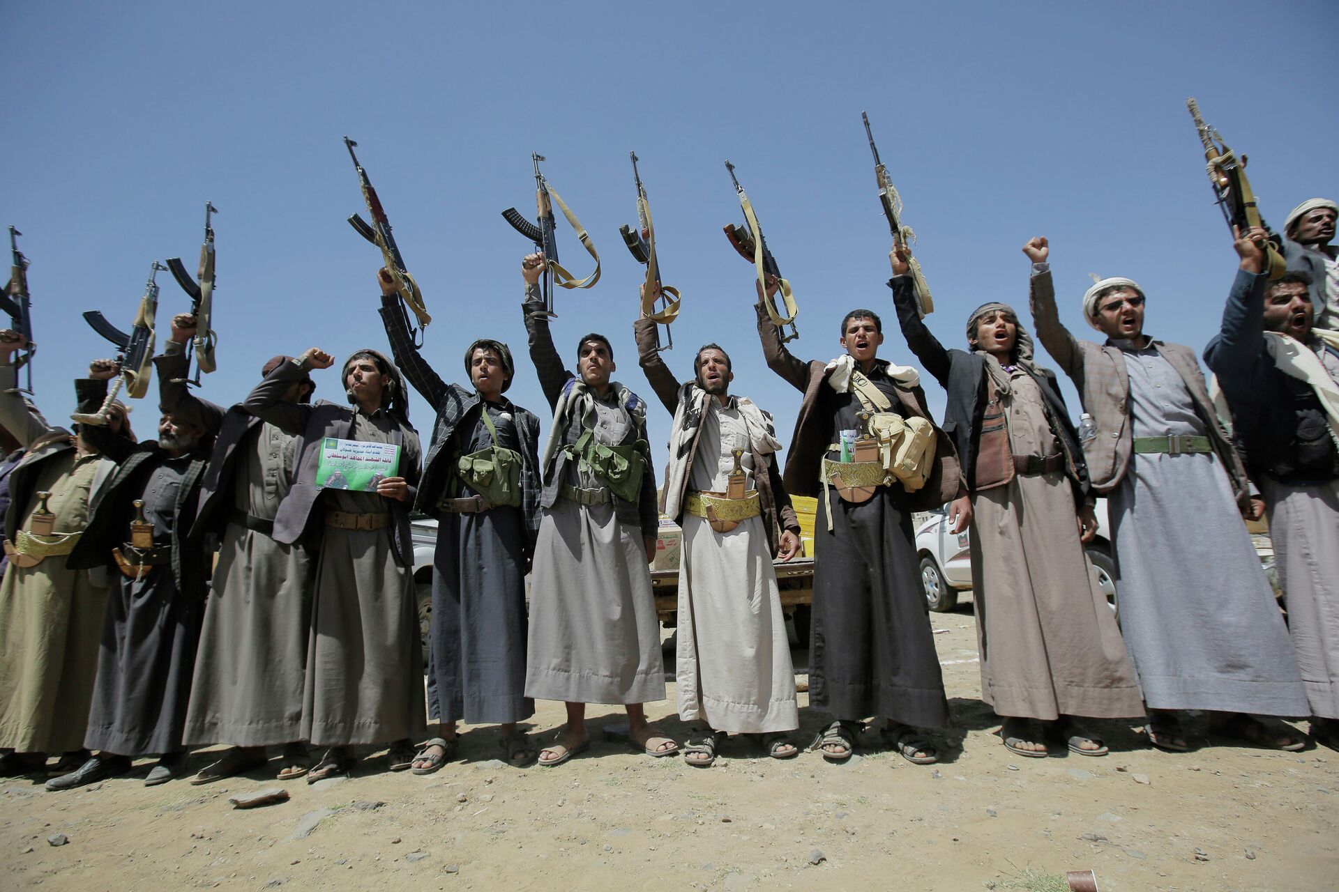 Shiite Houthi tribesmen hold their weapons as they chant slogans during a tribal gathering showing support for the Houthi movement, in Sanaa, Yemen, Saturday Sept. 21, 2019 - Sputnik International, 1920, 24.01.2022