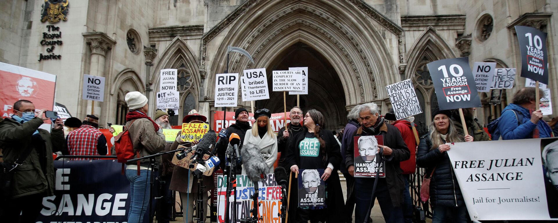 Supporters of WikiLeaks founder Julian Assange protest outside the Royal Courts of Justice in London, Britain, January 24, 2022 - Sputnik International, 1920, 24.01.2022