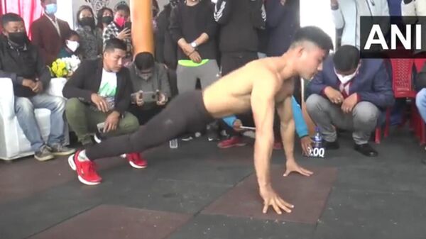 Thounaojam Niranjoy Singh from Manipur broke the Guinness Book of World Records last week for most push-ups (finger tips) in one minute - Sputnik International