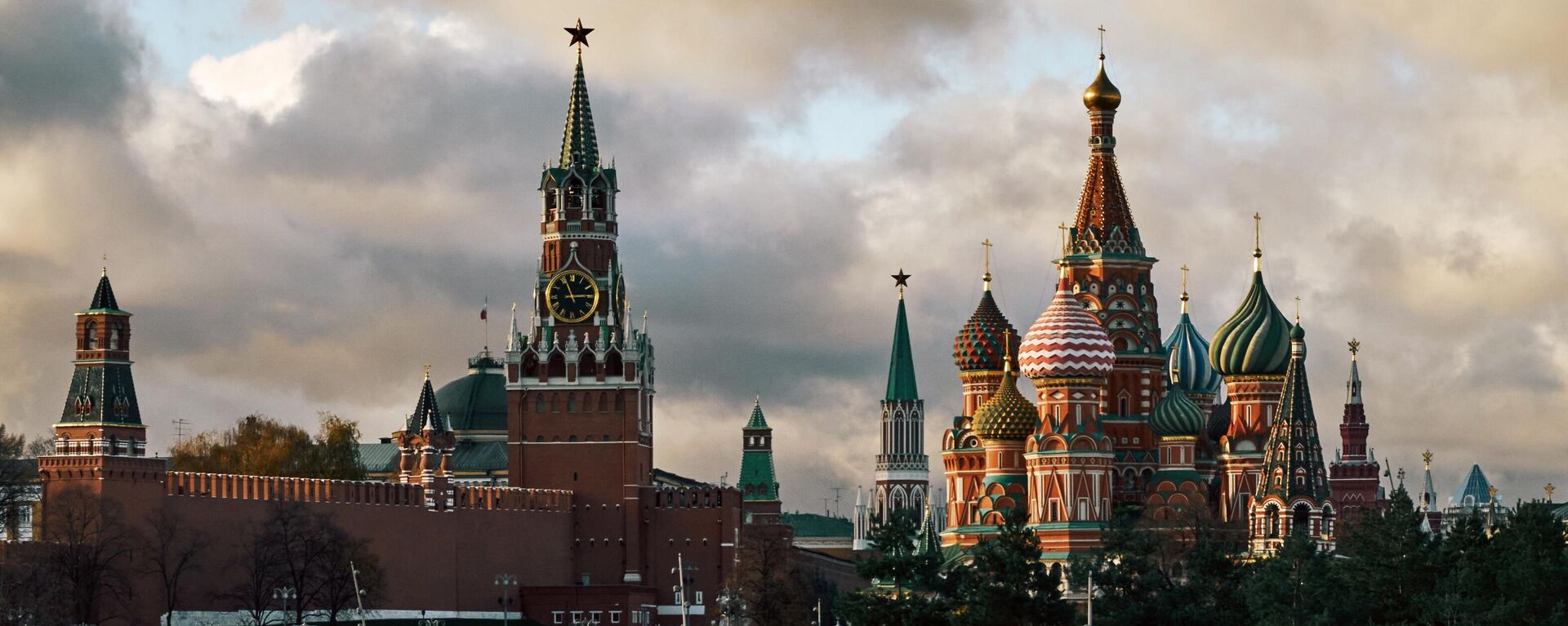 A general view shows the St. Basil's Cathedral and the Kremlin's Spasskaya Tower - Sputnik International, 1920, 17.06.2024