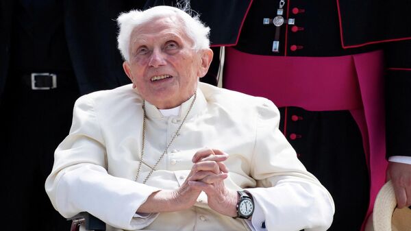 Pope Emeritus Benedict XVI gestures at the Munich Airport before his departure to Rome, June 22, 2020 - Sputnik International