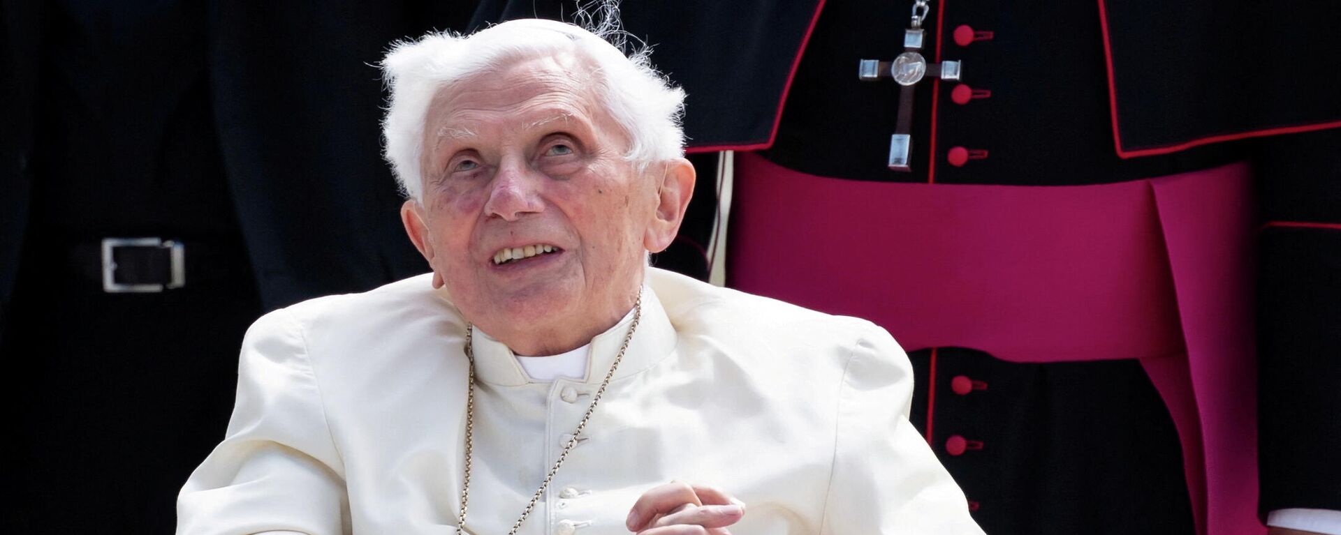 Pope Emeritus Benedict XVI gestures at the Munich Airport before his departure to Rome, June 22, 2020 - Sputnik International, 1920, 24.01.2022
