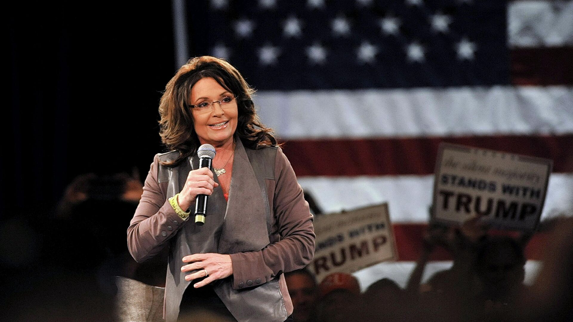 Former Alaska Governor Sarah Palin fires up the crowd before U.S. Republican presidential candidate Donald Trump arrive at a campaign rally at the Tampa Convention Center in Tampa, Florida March 14, 2016 - Sputnik International, 1920, 19.02.2022