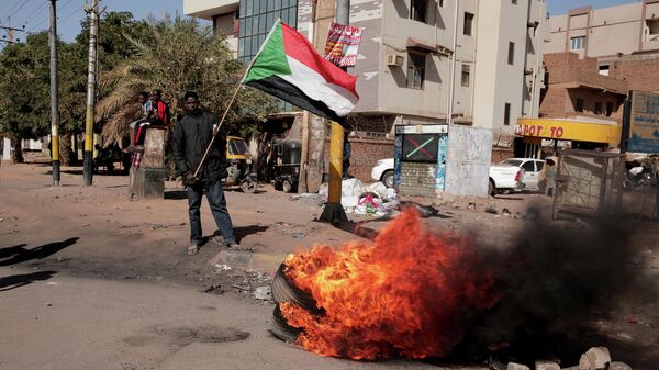 People burn tires during a demonstration against the killing of dozens by Sudanese security forces since the Oct. 25, 2021 military takeover, in Khartoum, Sudan. File photo. - Sputnik International