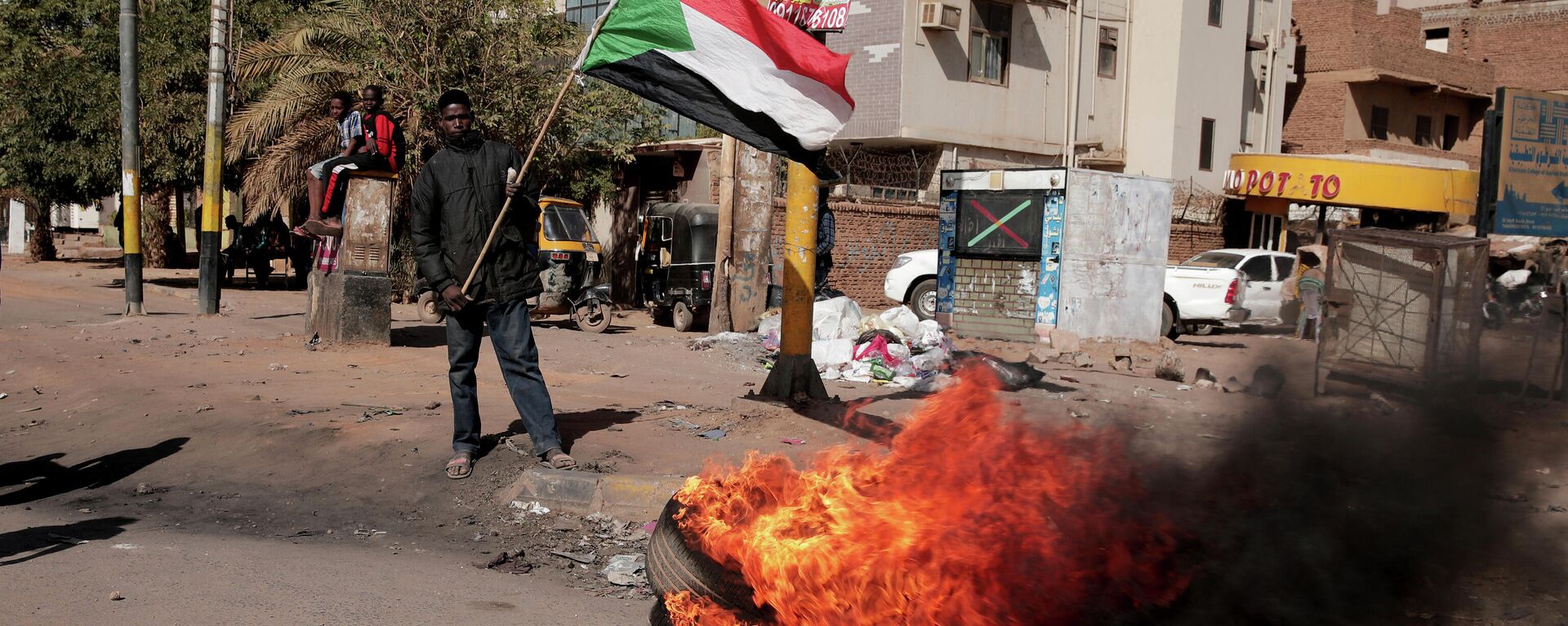People burn tires during a demonstration against the killing of dozens by Sudanese security forces since the Oct. 25, 2021 military takeover, in Khartoum, Sudan. File photo. - Sputnik International, 1920, 25.10.2022