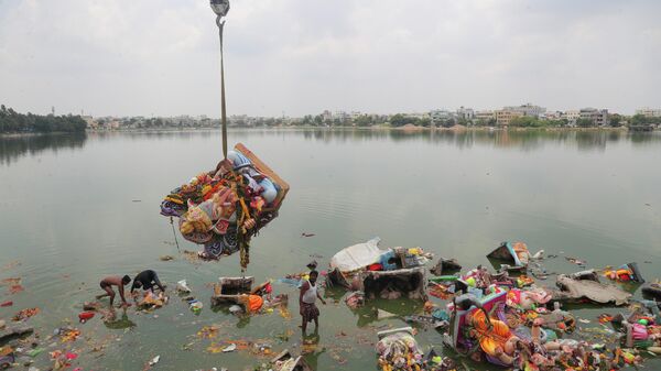 Indian workers remove idols of elephant-headed Hindu god Ganesha that were immersed earlier in  Saroornagar Lake on the final day of Ganesh Chaturthi festival in Hyderabad, India, Tuesday, Sept. 1, 2020 - Sputnik International
