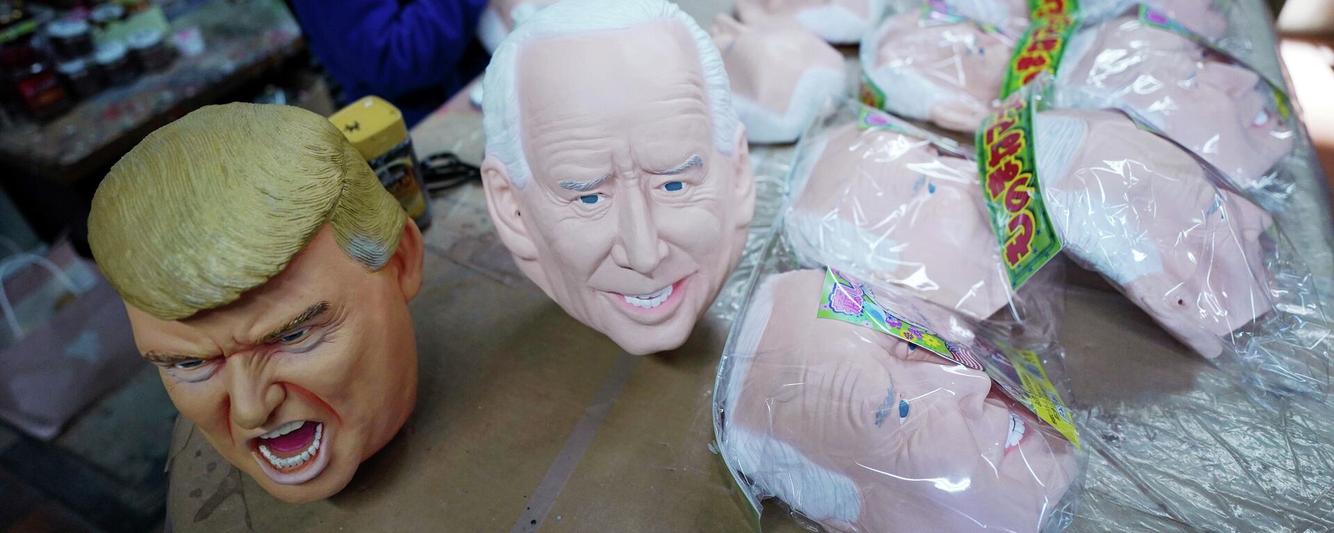 Near the finish products of rubber masks depicting President-elect Joe Biden and President Donald Trump, an employee adds details to the rubber masks at the Ogawa Studios in Saitama, north of Tokyo, Wednesday, Nov. 11, 2020 - Sputnik International, 1920, 26.04.2022