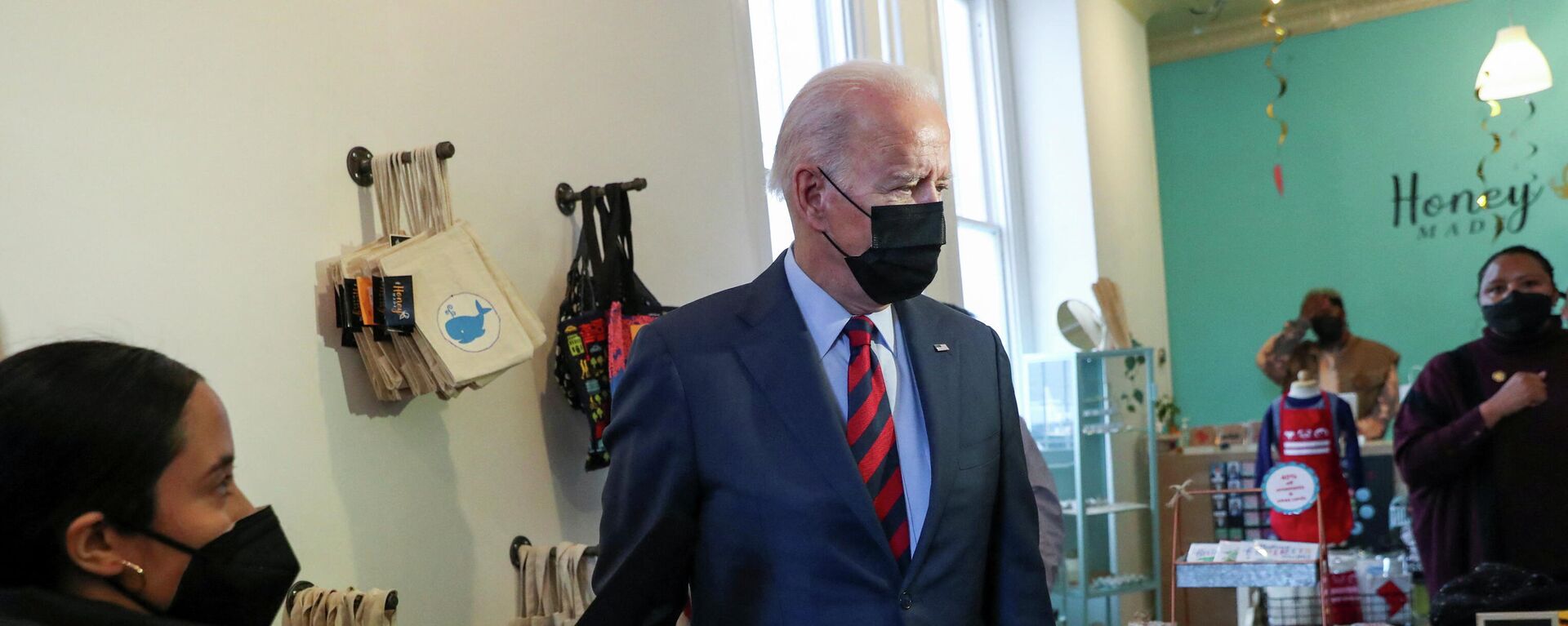 U.S. President Joe Biden listens to a question from a reporter about Russia and the Ukraine crisis as he pays a visit to a small clothing and gifts store on Capitol Hill in Washington, U.S., January 25, 2022. - Sputnik International, 1920, 25.01.2022