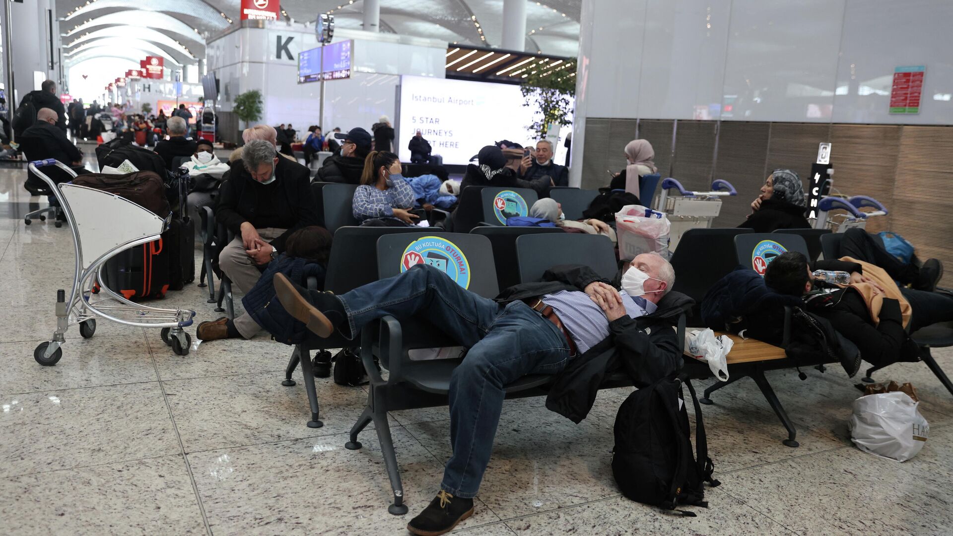Stranded passengers wait for their flights at Istanbul airport, which is suspending flights due to heavy snowfall, in Istanbul, Turkey January 25, 2022.  - Sputnik International, 1920, 26.01.2022