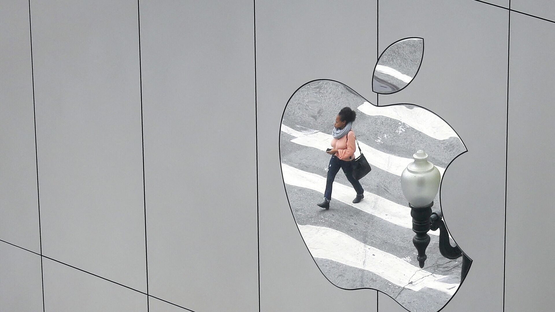 A woman is reflected in a Apple store logo in San Francisco, California, U.S., August 21, 2017.  - Sputnik International, 1920, 26.01.2022