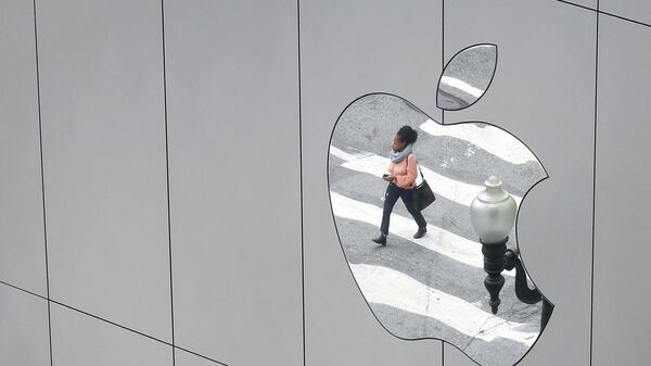 A woman is reflected in a Apple store logo in San Francisco, California, U.S., August 21, 2017.  - Sputnik International