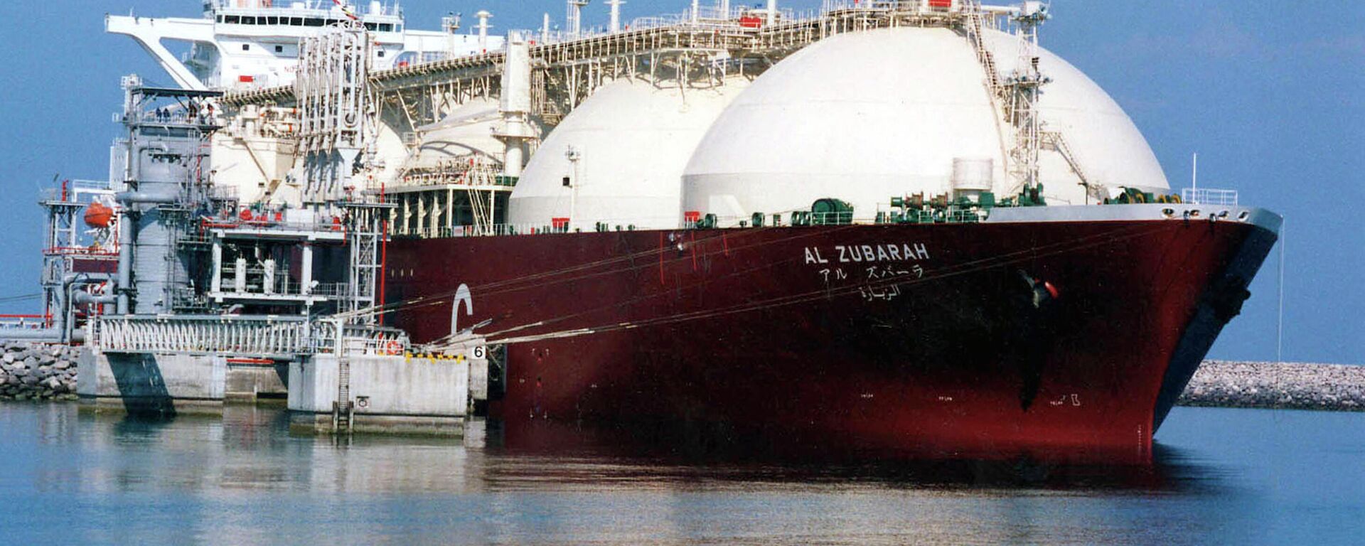  Qatari liquid natural gas (LNG) tanker ship being loaded up with LNG at Raslaffans Sea Port, northern Qatar - Sputnik International, 1920, 05.10.2023
