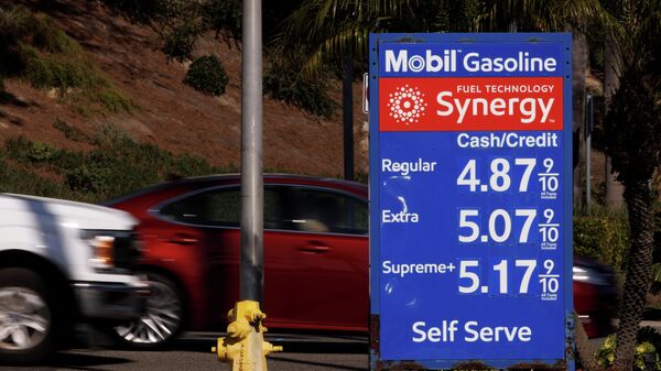 Gas prices grow along with inflation as this sign at a gas station shows in Solana Beach, California, U.S. November, 9, 2021.  - Sputnik International