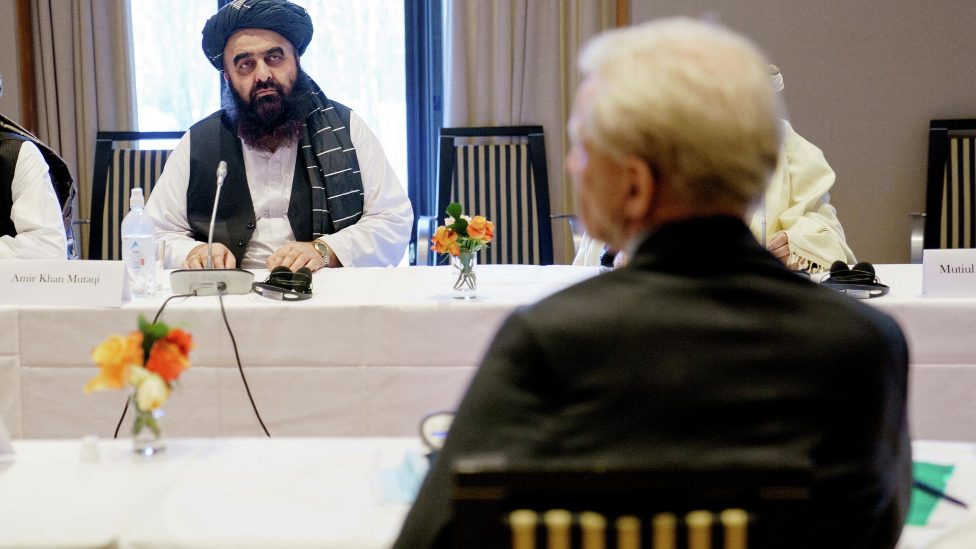 Afghan Taliban's Foreign Minister Amir Khan Muttaqi and Secretary-General of the Norwegian Refugee Council Jan Egeland attend the meeting at the Soria Moria hotel in Oslo, Norway January 25, 2022.  - Sputnik International, 1920, 26.01.2022
