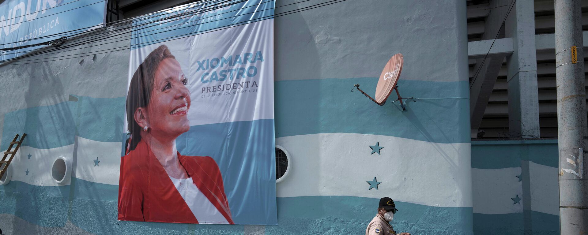 A banner promoting President-elect Xiomara Castro hangs on a wall at the National Stadium in Tegucigalpa, Honduras, Wednesday, Jan. 26, 2022. Castro, Honduras' first female president, is scheduled to be sworn in during a ceremony at the stadium on Thursday, Jan. 27.  - Sputnik International, 1920, 20.09.2022