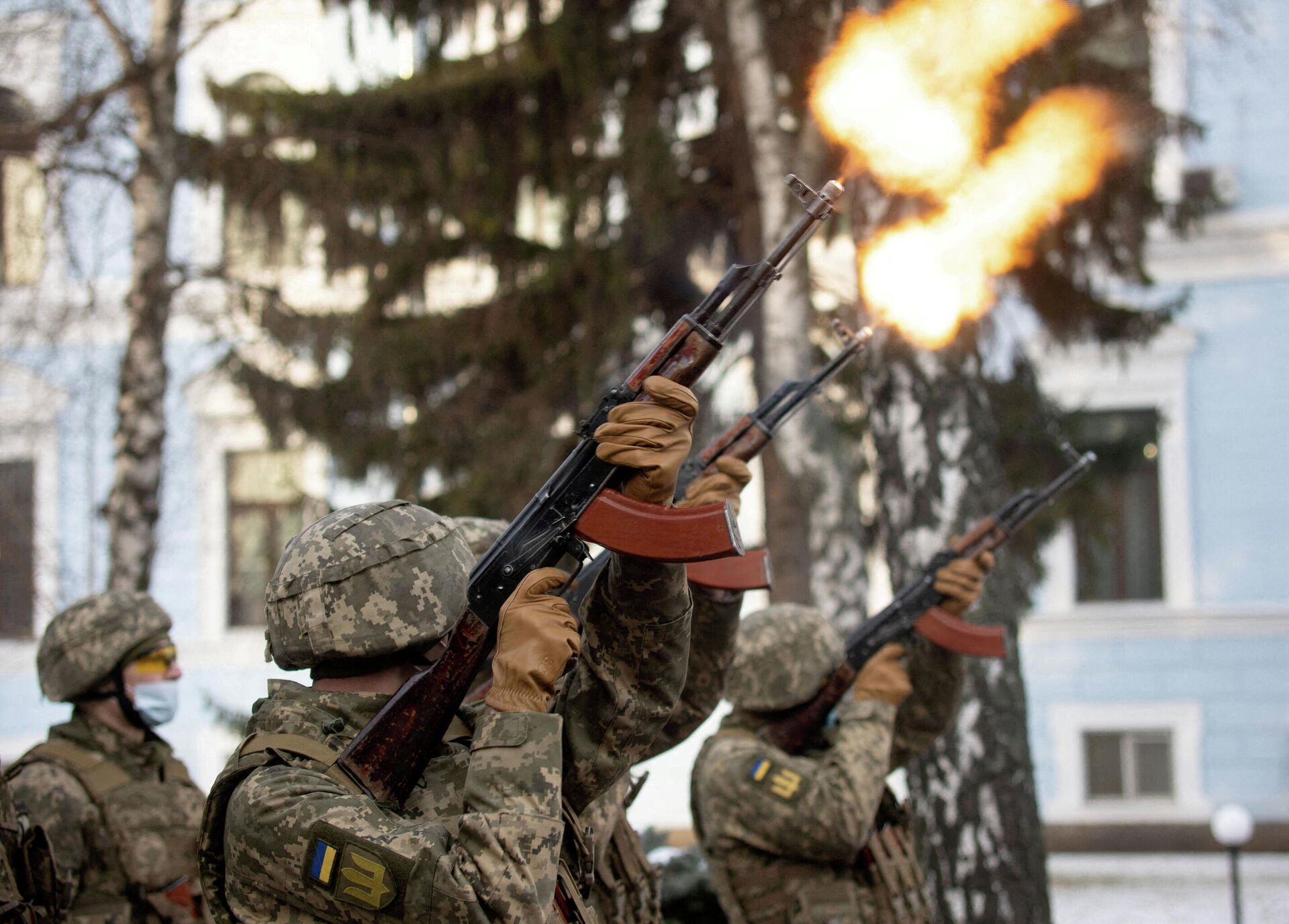 Service members fire a salute during a ceremony in tribute to fallen defenders of Ukraine, including the soldiers killed during a battle with pro-Russian rebels for the Donetsk airport this day in 2015, at a memorial near the headquarters of the Defence Ministry in Kyiv, Ukraine January 20, 2022. - Sputnik International, 1920, 31.01.2022
